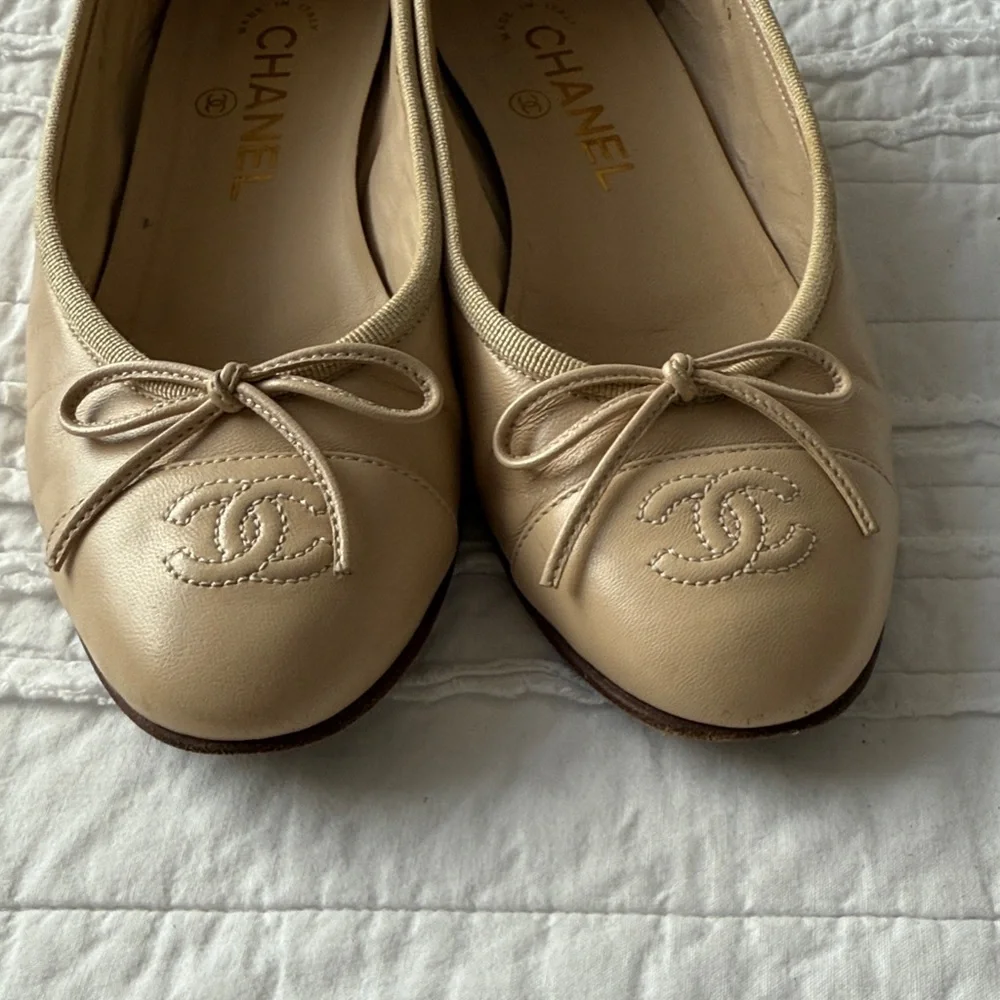 CHANEL Cream Leather Flats with Bow - Picture 6 of 9